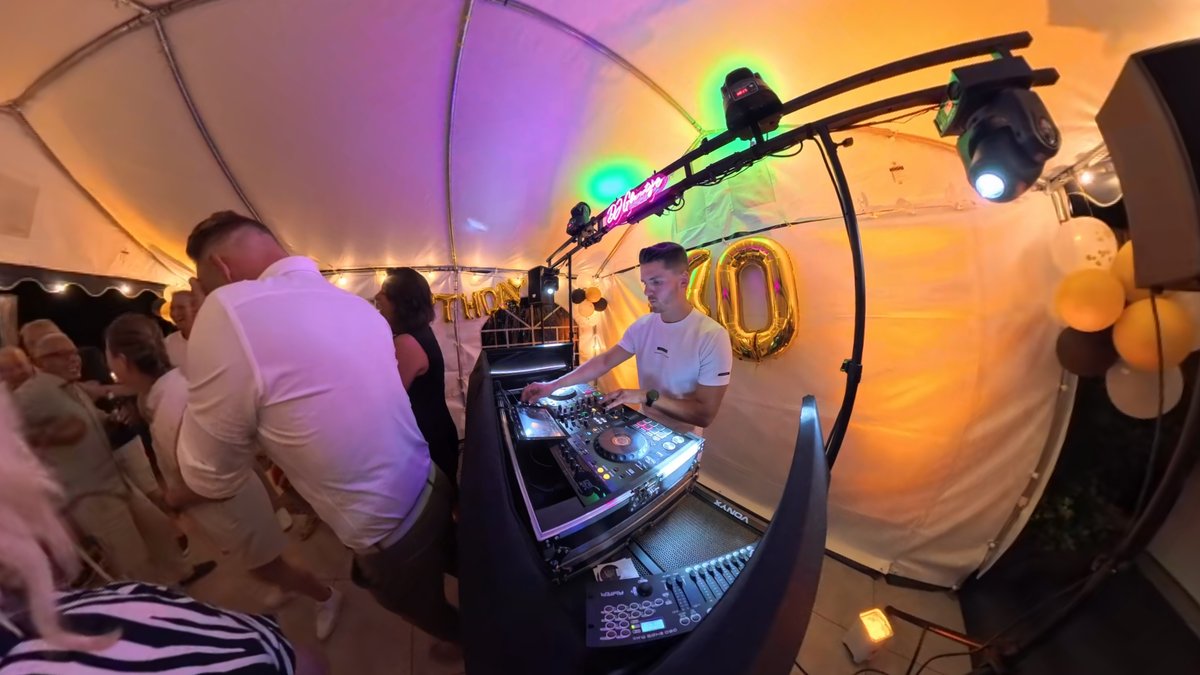 DJ in actie op een 60-jarige verjaardag
