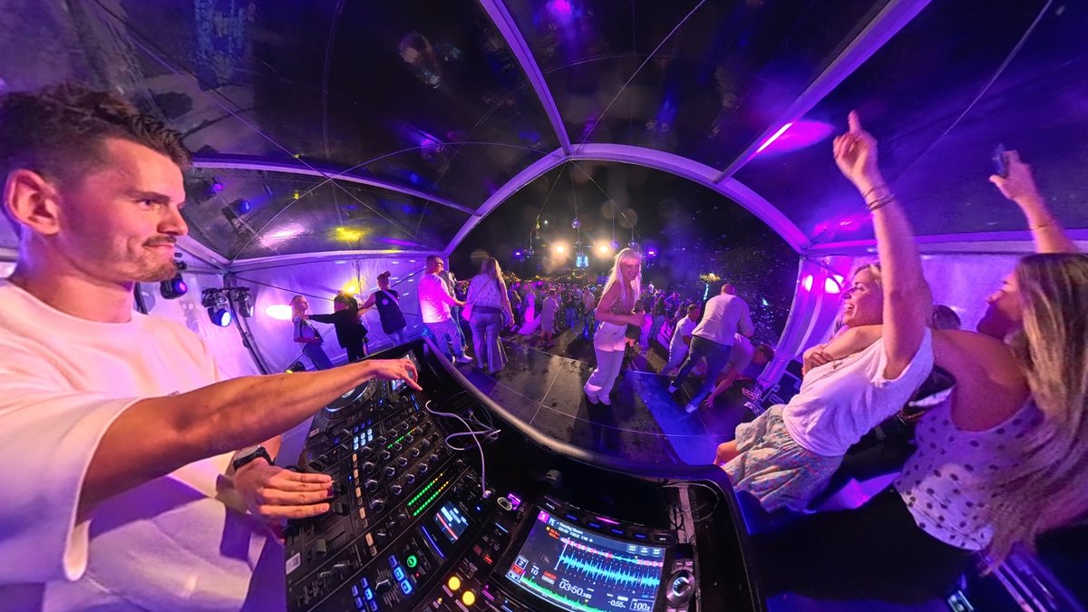 DJ Gluutje met volle dansvloer in fisheye-perspectief