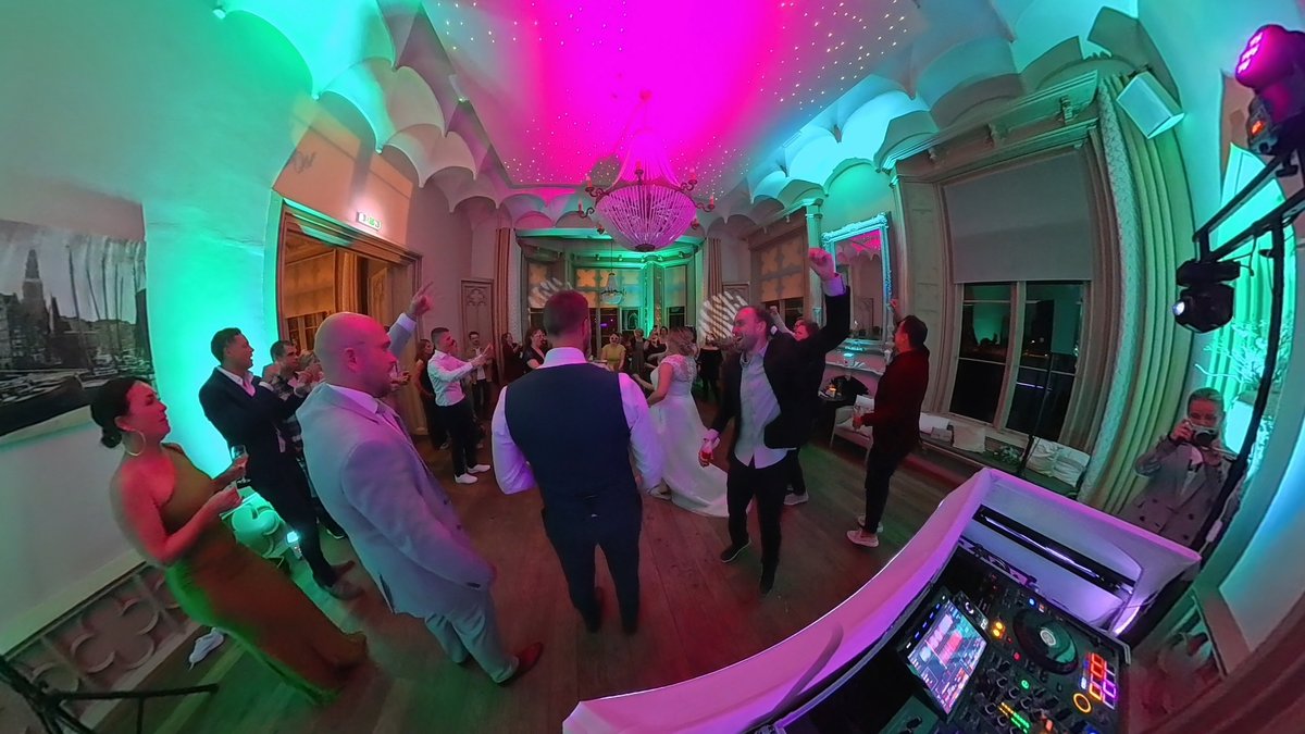 Volle dansvloer met armen in de lucht tijdens de Baila Baila